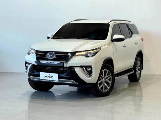 TOYOTA HILUX SW4 2.8 SRX 4X4 7 LUGARES 16V TURBO INTERCOOLER DIESEL 4P AUTOMÁTICO TOYOTA HILUX SW4 2.8 SRX 4X4 7 LUGARES 16V TURBO INTERCOOLER DIESEL 4P AUTOMÁTICO